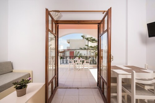 Captain Michalis Apartments - 750m from Kalamaki beach