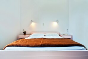 Desk, cots/infant beds, free WiFi, bed sheets - Captain Michalis Apartments - 750m from Kalamaki beach (Chania)