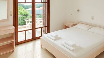 Captain Michalis 7 Panoramic Sea View With Beautiful Sunset | Escritorio, cunas, wifi gratis y ropa de cama