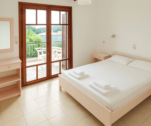 Desk, cots/infant beds, free WiFi, bed sheets - Captain Michalis Apartments - 750m from Kalamaki beach (Chania)