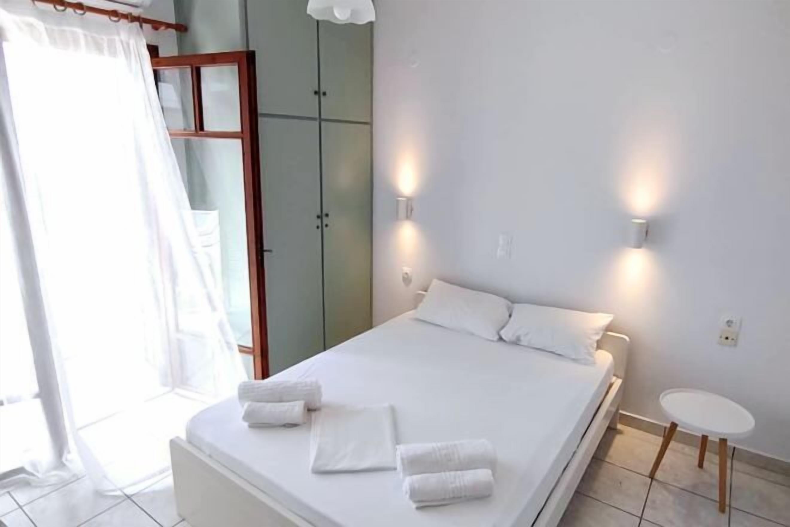 Desk, cribs/infant beds, free WiFi, bed sheets