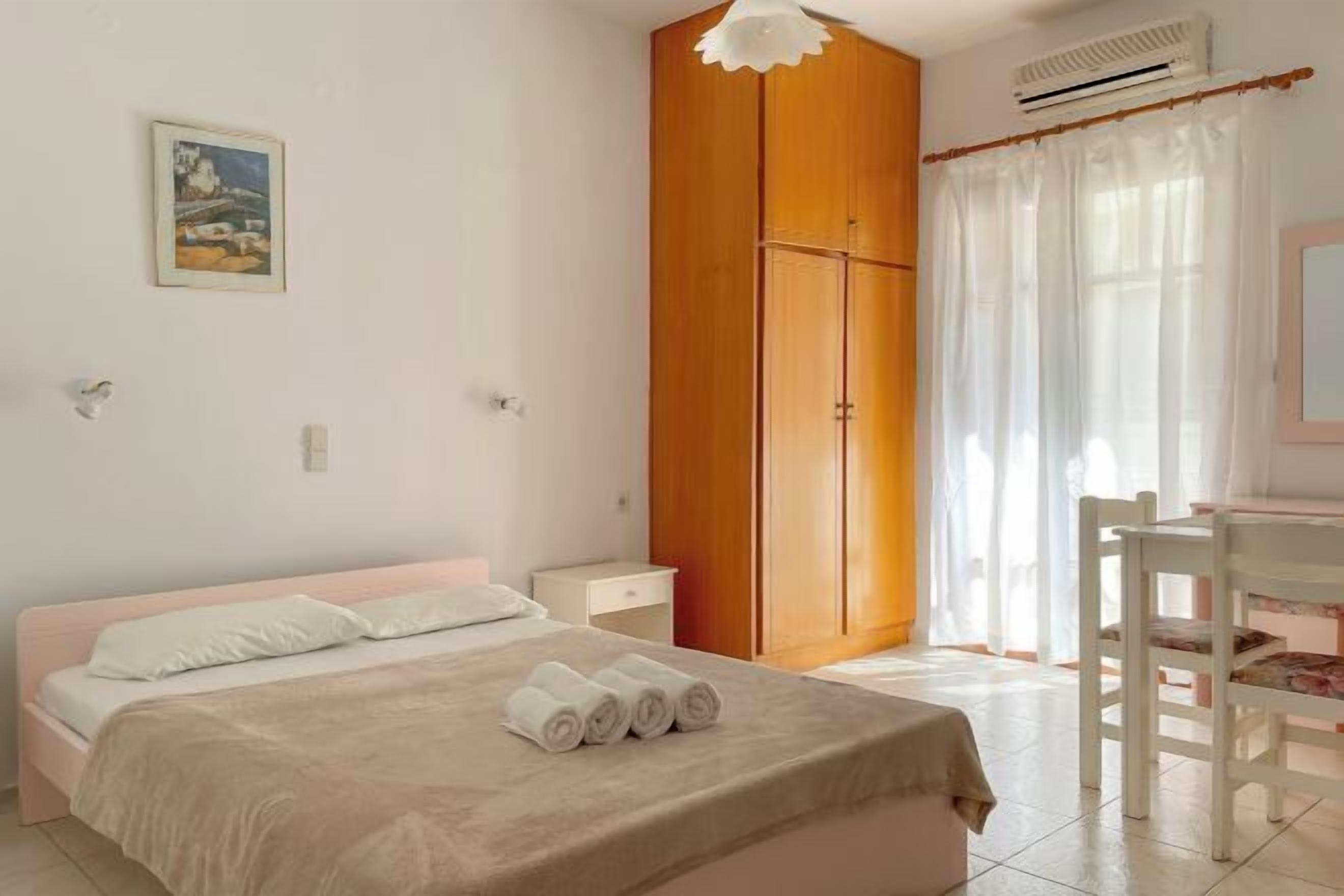 Desk, cribs/infant beds, free WiFi, bed sheets