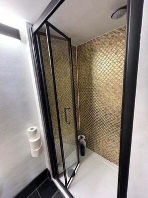 Cottage | Badkamer | Een bad/douchecombinatie, een diep bad, gratis toiletartikelen