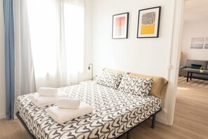 2 bedrooms, iron/ironing board, WiFi, bed sheets - Delightful Penthouse With Private Terrace 2bd+2bth (Barcelona)