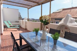 Outdoor dining - Delightful Penthouse With Private Terrace 2bd+2bth (Barcelona)