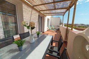 Outdoor dining - Delightful Penthouse With Private Terrace 2bd+2bth (Barcelona)