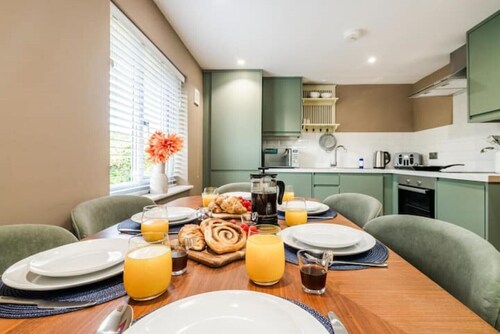 The Coach House, 3 bed apartment with free off-street parking in Ellesmere Port