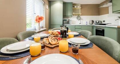 The Coach House, 3 bed apartment with free off-street parking in Ellesmere Port