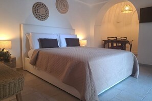 2 bedrooms, WiFi, bed sheets - Avenue of the Sun - the Trullo  (Locorotondo)