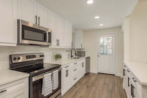 冷蔵庫、電子レンジ、オーブン、コンロ