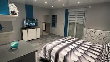 1 slaapkamer, een strijkplank/strijkijzer, reisbedje, beddengoed