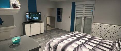 1 slaapkamer, een strijkplank/strijkijzer, reisbedje, beddengoed