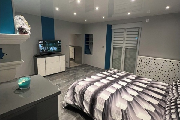 1 habitación, tabla de planchar con plancha y cuna de viaje