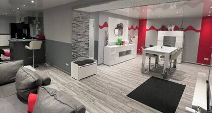 Small house in the country, with terrace! Pets allowed.