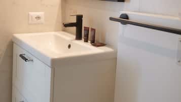 Suite de lujo, balcón, vista a la ciudad | Baño | Regadera, secadora de cabello, bidet, toallas