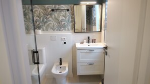 Comfort Room, 1 Double Bed, Ensuite | Bathroom | Shower, hair dryer, bidet, towels - Il Vicoletto B&B in centro (Ciro Marina)