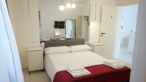 Chambre Confort, 1 lit double, salle de bains attenante
