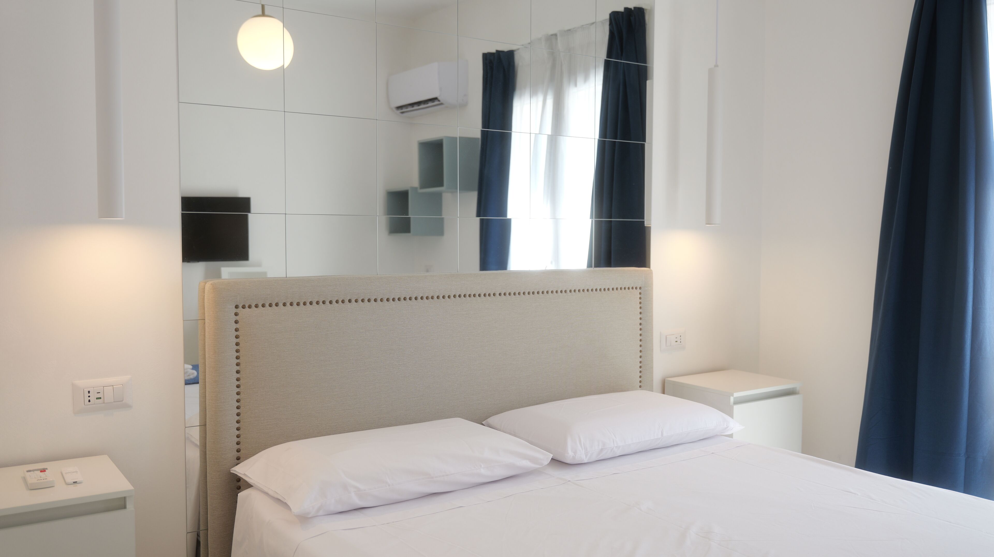 Suite Luxury, balcone, vista città | Copriletto in piuma, materassi in memory foam, una scrivania