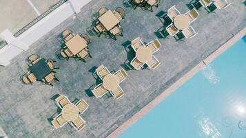 สระว่ายน้ำกลางแจ้ง