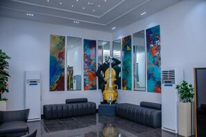 Coin salon dans le hall