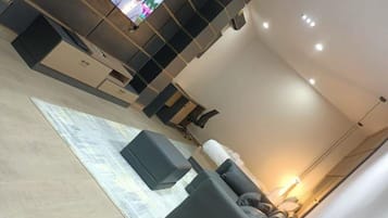 Suíte estúdio com design assinado | Área de estar | Smart TV 40 polegadas com canais a cabo, Netflix, serviços de streaming