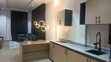 Suite empresarial | Área de sala de estar | Smart TV de 40 pulgadas con canales por cable y Netflix
