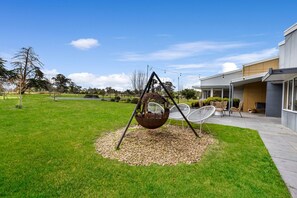Property grounds - Discover this farmhouse set in a bend of the Tambo River (Swan Reach)