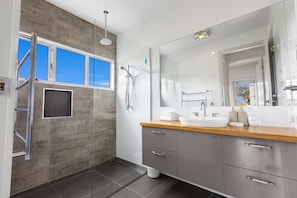 Shower, towels - Discover this farmhouse set in a bend of the Tambo River (Swan Reach)