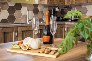 Kylskåp, ugn, kaffe- och tebryggare och brödrost