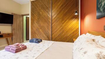 1 dormitorio, tabla de planchar con plancha, wifi y ropa de cama