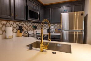 Fridge, microwave, oven, stovetop - Pet Friendly 1br/1ba 18 Powderidge (Snowshoe)