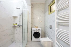 Suihku, hiustenkuivaaja, pyyhkeet