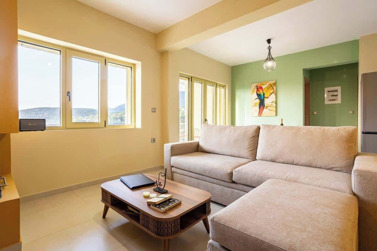 Una televisión, una chimenea, una oficina