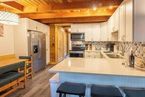 Fridge, microwave, oven, stovetop - 3br\2ba Powder Monkey ski in\out - Pet Friendly (Snowshoe)
