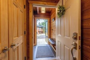 Interior - 3br\2ba Powder Monkey ski in\out - Pet Friendly (Snowshoe)