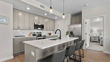 ثلاجة، ميكروويف، فرن، موقد طهي مسطح