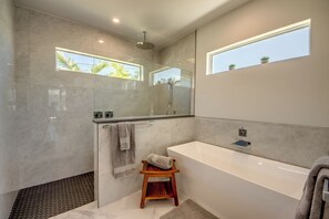 Shower, hair dryer, towels, soap - Villa Summer Feeling - newly built, on water, pool & spa (Cape Coral)
