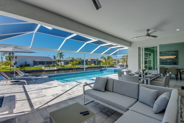 Outdoor pool, a heated pool - Villa Summer Feeling - newly built, on water, pool & spa (Cape Coral)