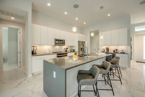 Fridge, microwave, oven, stovetop - Villa Summer Feeling - newly built, on water, pool & spa (Cape Coral)