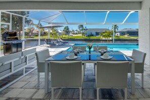 Outdoor dining - Villa Summer Feeling - newly built, on water, pool & spa (Cape Coral)