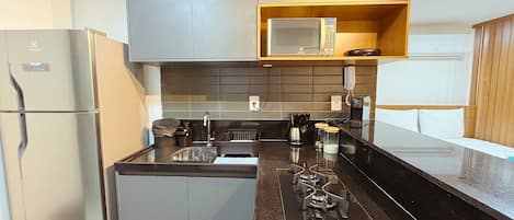 Appartement supérieur | Cuisine privée | Réfrigérateur grande capacité avec congélateur, four à micro-ondes