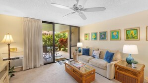 Condo, 1 phòng ngủ | Khu phòng khách | Smart TV 