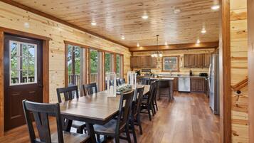 Cabaña, 6 habitaciones | Restaurantes