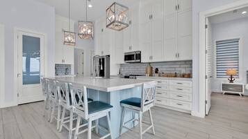 House, 3 Bedrooms | Private kitchen | Fridge, oven, coffee/tea maker, toaster