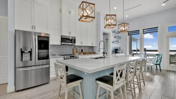 House, 3 Bedrooms | Private kitchen | Fridge, oven, coffee/tea maker, toaster