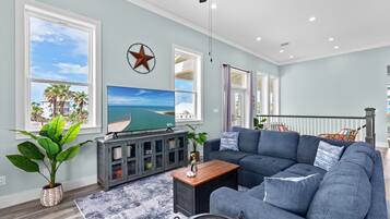 House, 4 Bedrooms | Living area | Smart TV