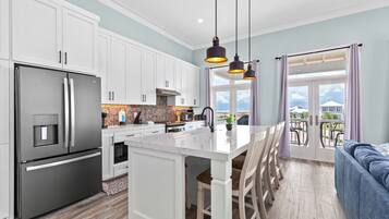 House, 4 Bedrooms | Private kitchen | Fridge, oven, coffee/tea maker, toaster