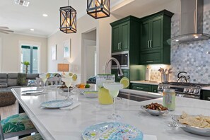 Casa, 3 habitaciones | Cocina privada | Refrigerador, horno, cafetera y tetera y tostadora 