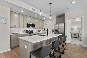 Apartment, 2 Schlafzimmer | Eigene Küche | Kühlschrank, Ofen, Wasserkocher mit Kaffee-/Teezubehör, Toaster