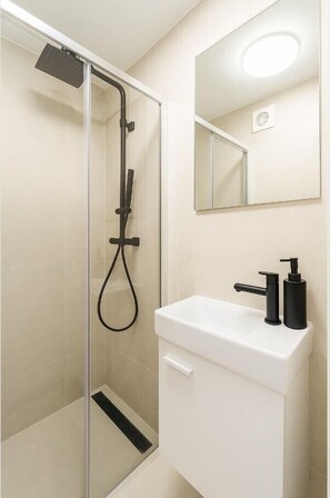 Free toiletries, hair dryer, towels, toilet paper - National Large City Apartments (Antwerp)